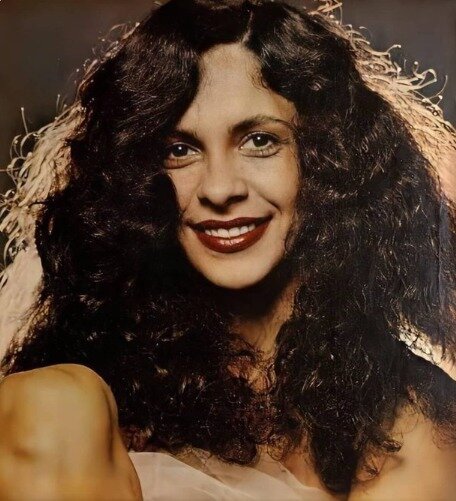 본문 이미지 - 9일(현지시간) 향년 77세로 타계한 브라질 유명 가수 갈 코스타(Gal Costa). 트위터 캡쳐