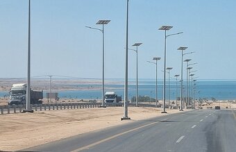 본문 이미지 - 사우디아라비아 북서부 타부크(Tabuk) 한 도로에 화물차 등이 지나가고 있다. 네옴시티 사업지로 이어진다. /사우디아라비아 공동 취재단 제공 