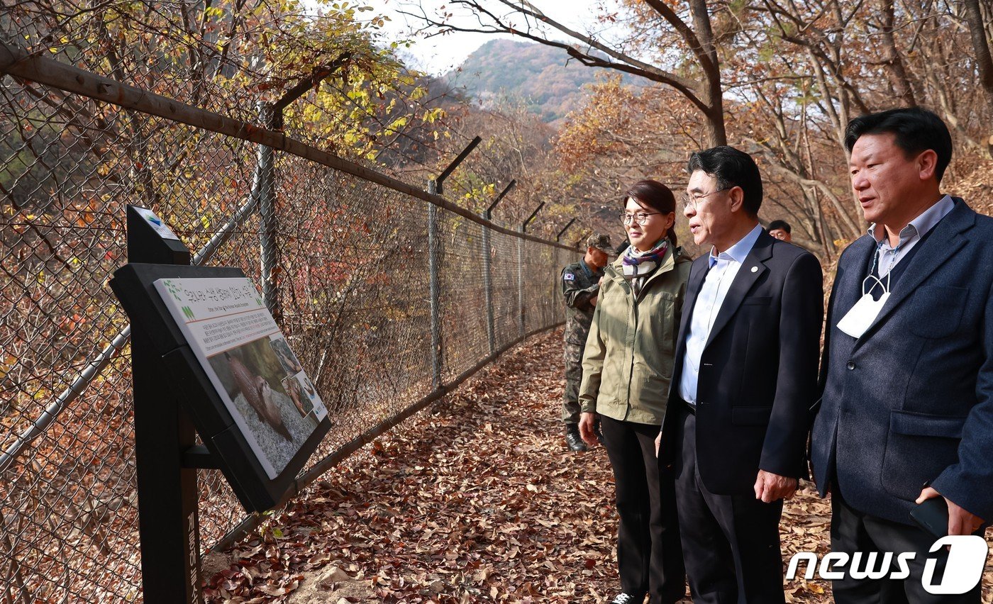 ‘계룡 안보생태 탐방로’ 준공식을 마친 후 관계자들이 탐방로를 둘러보고 있다. 왼쪽부터 김미정 시의원, 이응우 시장, 조광국 시의원. &#40;계룡시 제공&#41; /뉴스1