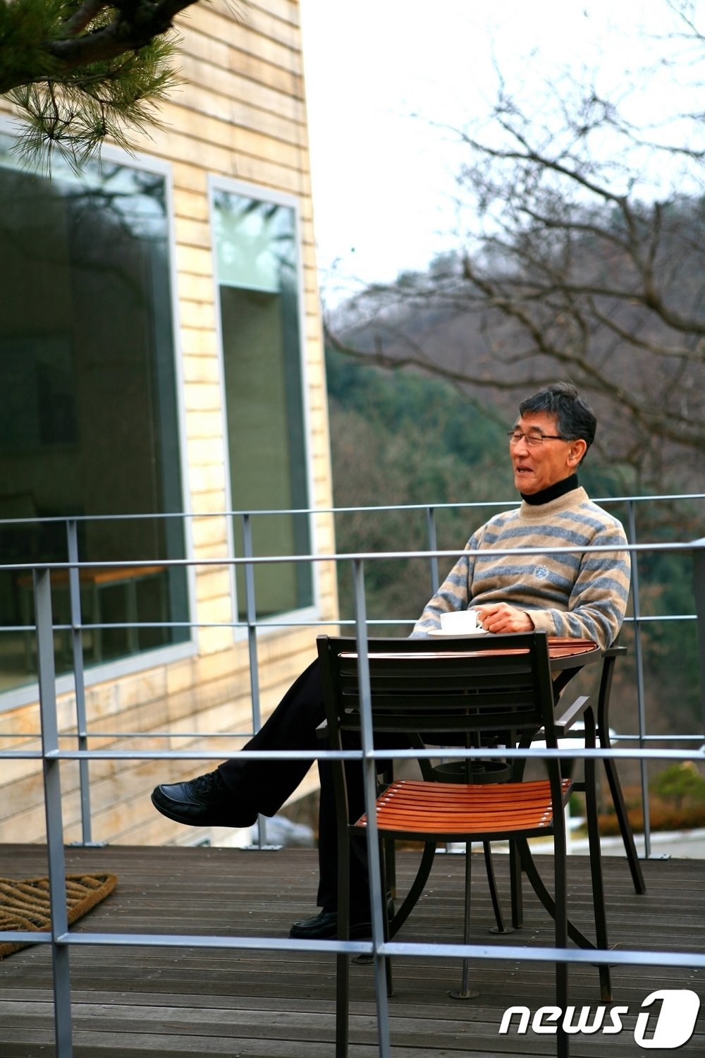 본문 이미지 - 이시형 박사는 현대인의 고질병인 스트레스와 싸우지 말라고 조언한다. 스트레스는 누구에게나 있는 것으로 담담하게 받아들이는 것이 중요하다고 것이다. 사진은 이 박사가 설립한 홍천 힐리언스 선마을에서의 모습. (이시형 박사 제공) 2022.11.10/뉴스1