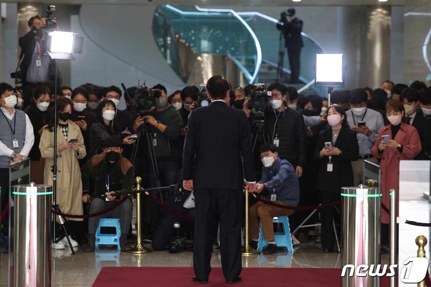 윤석열 대통령이 10일 오전 용산 대통령실 청사에서 출근길 문답&#40;도어스테핑&#41;을 하고 있다. &#40;대통령실 제공&#41; 2022.11.10/뉴스1 ⓒ News1 오대일 기자