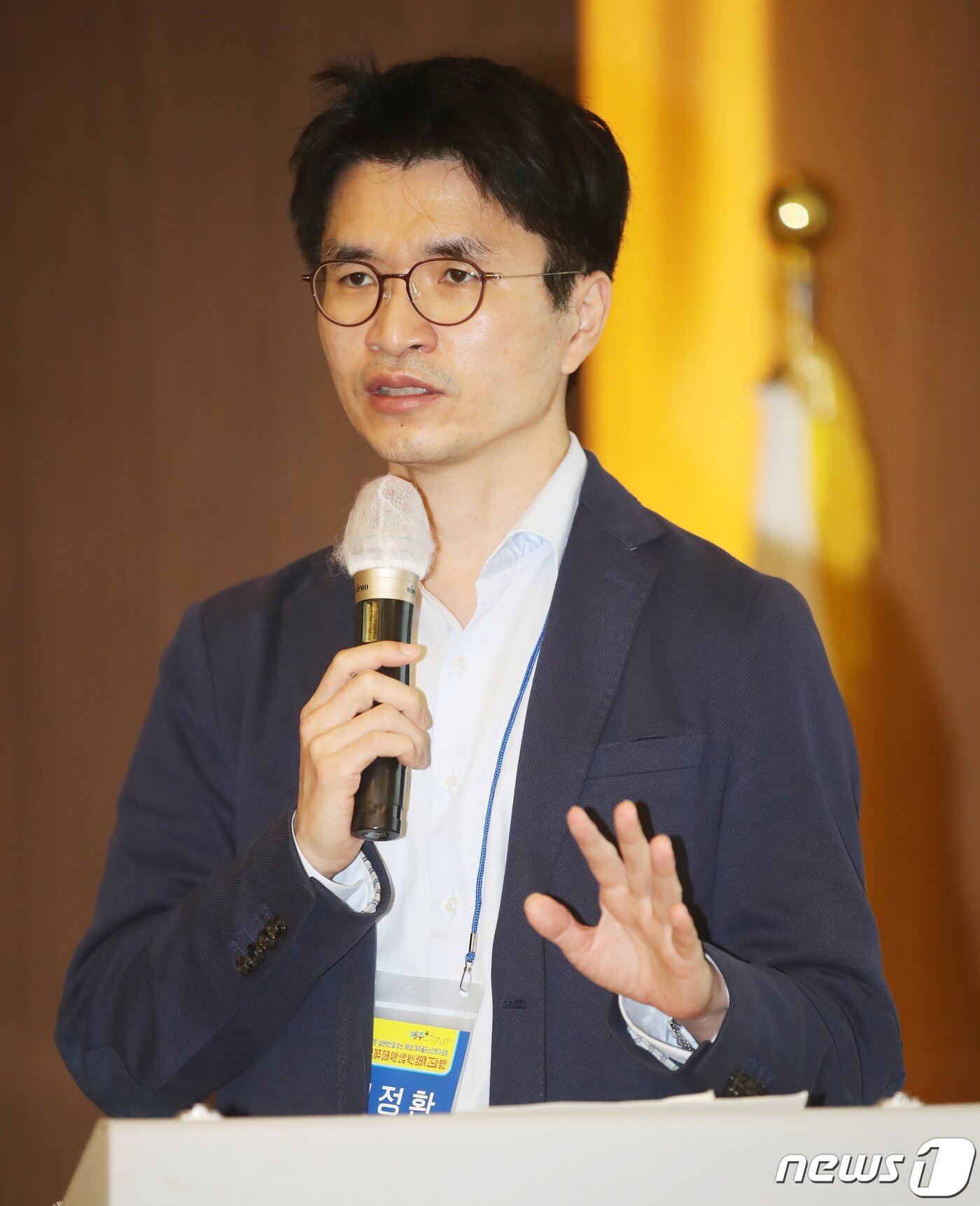 본문 이미지 - 전정환 크립톤 이사가 10일 제주시 제주아스타호텔에서 열린 제5회 제주플러스전문가포럼에서 '스타트업 생태계 관점에서 본 상장사 육성과 유치전략'을 주제로 발제하고 있다. 이날 포럼은 제주대학교·제주테크노파크·뉴스1 공동주최, 뉴스1제주본부 주관, 제주도 후원으로 열렸다. 2022.11.10/뉴스1 ⓒ News1 오현지 기자