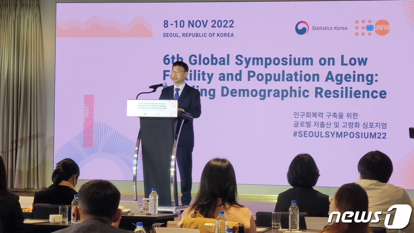 (서울=뉴스1) = 최연옥 통계청 차장이 10일 서울 몬드리안 호텔에서 ‘인구회복력의 구축’을 주제로 열린 ‘통계청-유엔인구기금(UNFPA) 공조 제6차 저출산·고령화 심포지엄’에 …