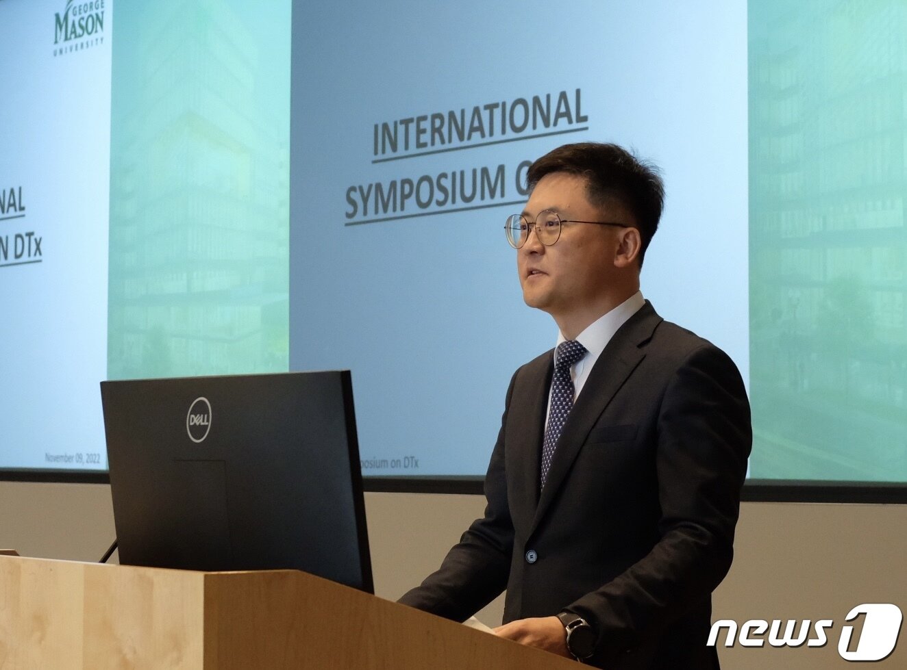 본문 이미지 - 김정훈 워싱턴한국문화원장이 9일&#40;현지시간&#41; 미 버지니아주에 위치한 조지메이슨대 알링턴 캠퍼스에서 열린 디지털치료제 심포지엄에 참석해 축사를 하고 있다.