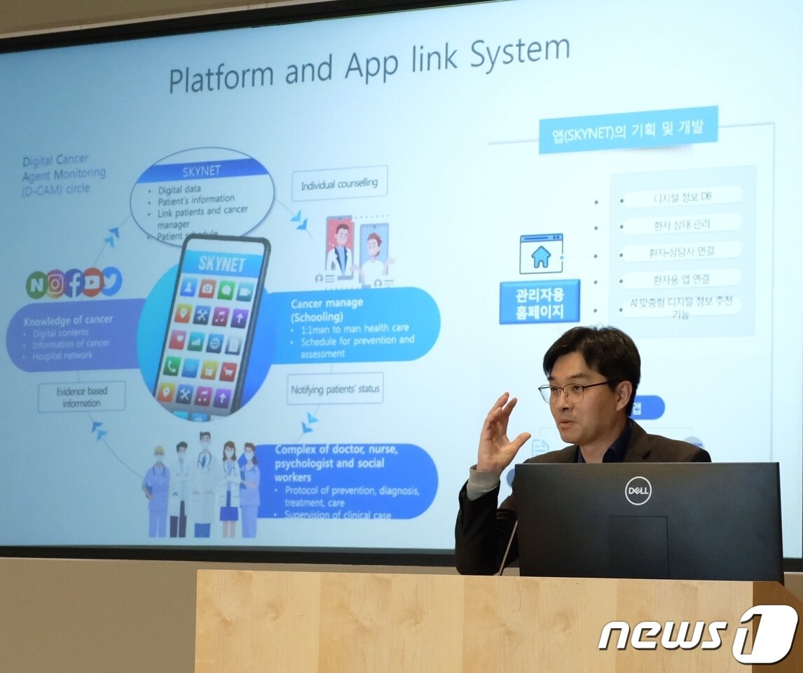본문 이미지 - 한덕현 중앙대 정신건강의학과 교수가 9일&#40;현지시간&#41; 미 버지니아주에 위치한 조지메이슨대 알링턴 캠퍼스에서 열린 &#39;한·미 디지털치료제 정책 심포지엄&#39;에서 발표를 하고 있다.