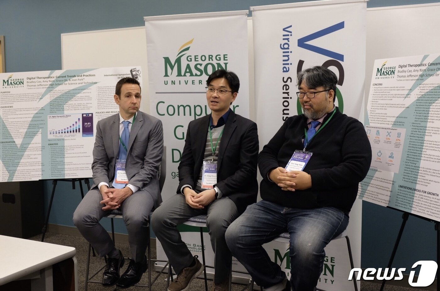 본문 이미지 - 한덕현 중앙대 정신건강의학과 교수&#40;가운데&#41;가 9일&#40;현지시간&#41; 미 버지니아주에 위치한 조지메이슨대 알링턴 캠퍼스에서 열린 &#39;한·미 디지털치료제 정책 심포지엄&#39;에서 기자간담회를 갖고 있다. 왼쪽부터 스티븐 바르가 이노바 페어펙스 병원 의사, 한 교수, 남상엄 조지메이슨대 컴퓨터게임디자인 학부 교수.