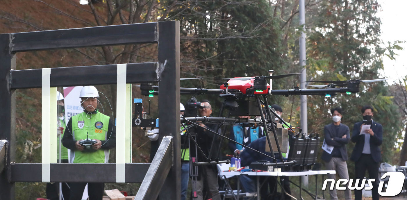 (세종=뉴스1) 김기남 기자 = 10일 오후 세종시 연기면에서 열린 소방드론 현장 시연회에서 업체 관계자들이 소방드론을 이용해 저층 건물 내 화재발생 초기 화재진압을 위한 시연을 …