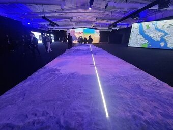 본문 이미지 -  사우디 리야드 소재 네옴시티 ‘더 라인’ 전시관에 설치된 더 라인 모형도. /사우디아라비아 공동 취재단 제공