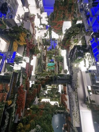 본문 이미지 -  사우디 리야드 소재 네옴시티 ‘더 라인’ 전시관에 설치된 더 라인 모형도. /사우디아라비아 공동 취재단 제공 