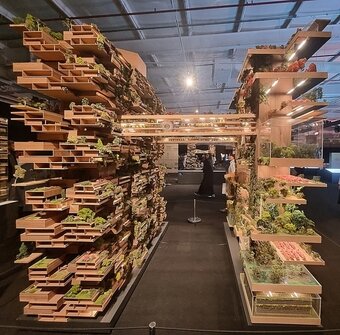 본문 이미지 -  사우디 리야드 소재 네옴시티 ‘더 라인’ 전시관에 설치된 더 라인 모형도. /사우디아라비아 공동 취재단 제공 