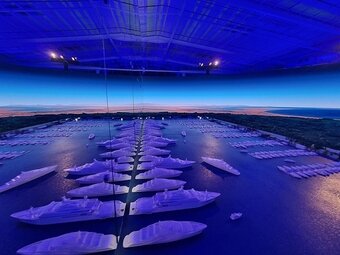 본문 이미지 -  사우디 리야드 소재 네옴시티 ‘더 라인’ 전시관에 설치된 더 라인 모형도. /사우디아라비아 공동 취재단 제공