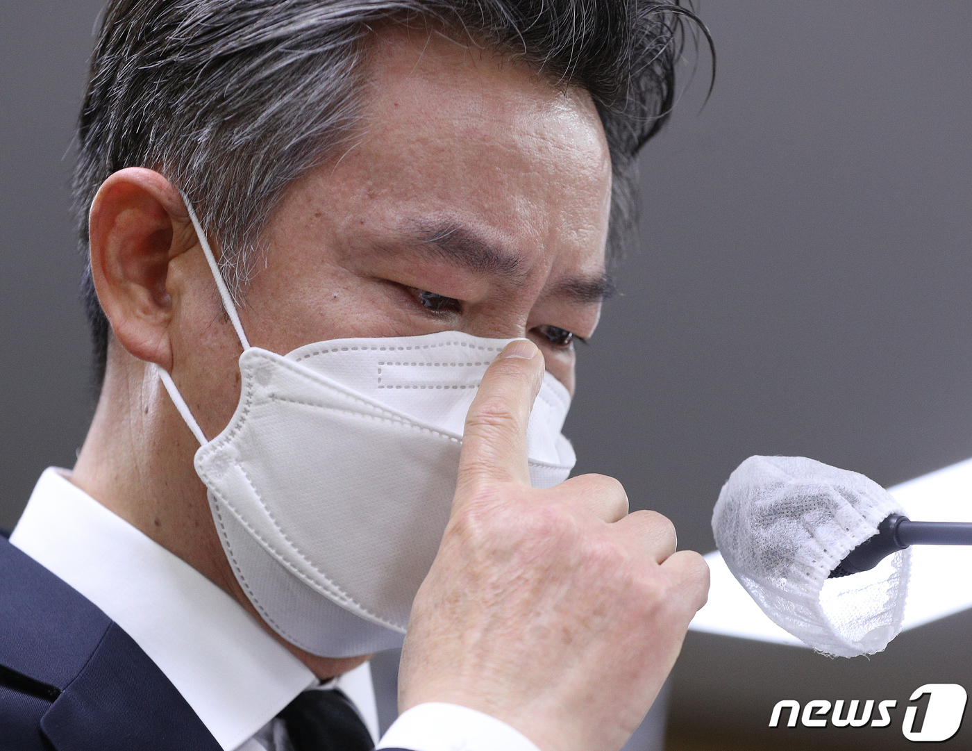 (서울=뉴스1) 신웅수 기자 = 최태영 서울소방재난본부장이 11일 오전 서울 중구 서울시의회에서 열린 도시안전건설위원회의 서울소방재난본부 행정사무감사에서 이태원 참사 보고를 하며 …