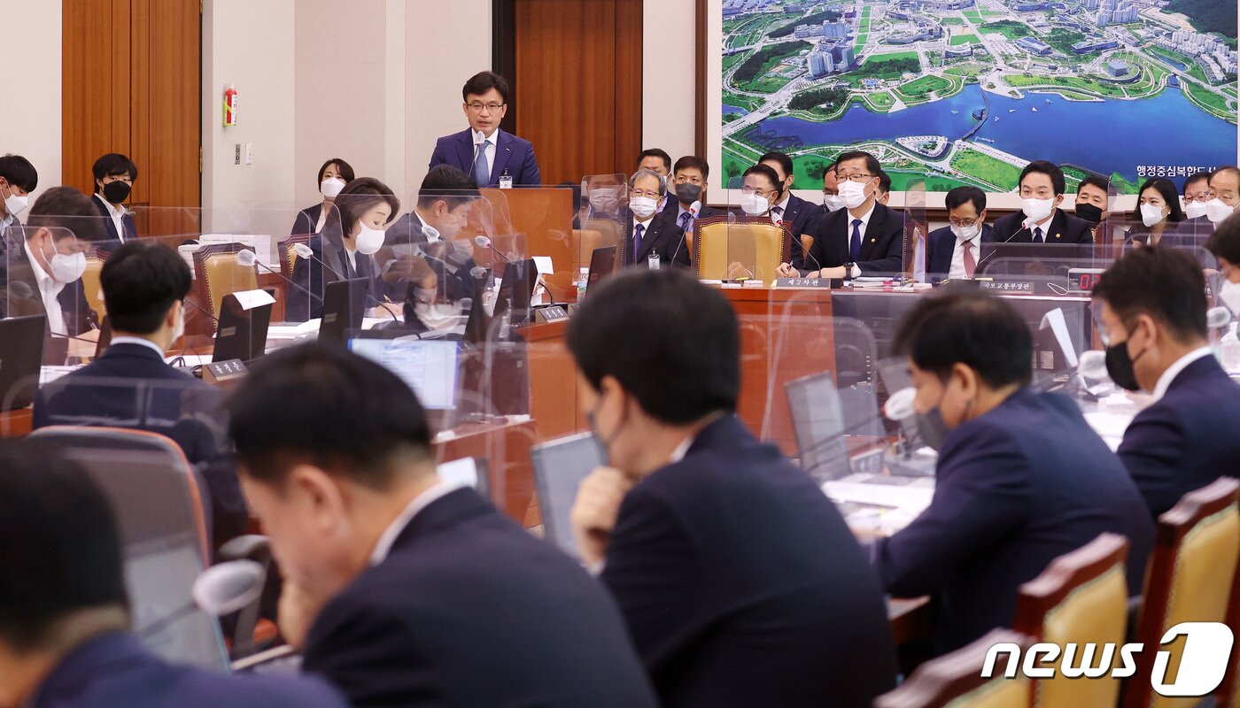 본문 이미지 - 나희승 한국철도공사 사장이 11일 서울 여의도 국회에서 열린 국토교통위원회 전체회의에서 연이은 철도 사고와 관련된 의원 질의에 답변하고 있다. 2022.11.11/뉴스1 ⓒ News1 조태형 기자