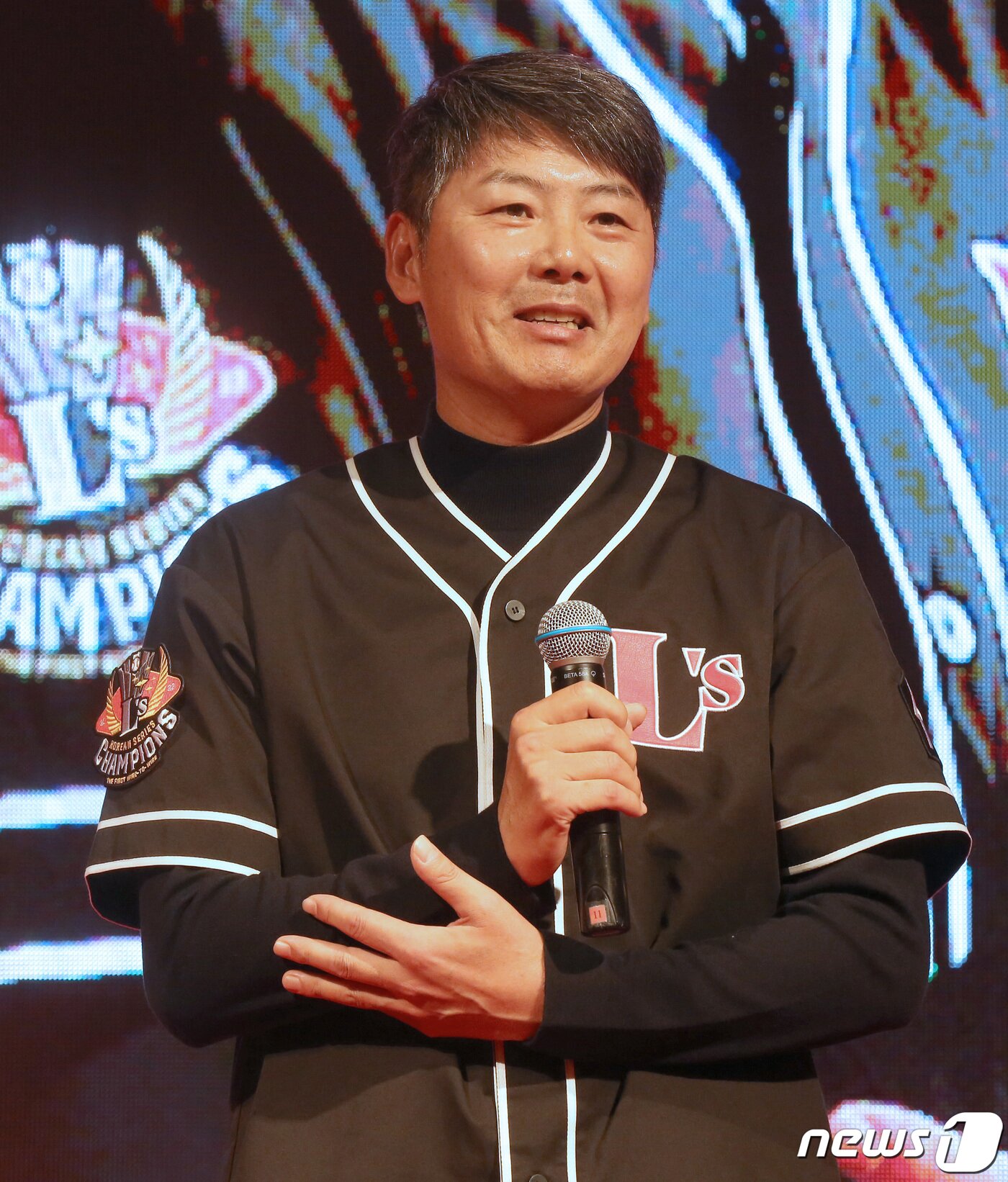 본문 이미지 - 10일 오후 그랜드하얏트 인천 이스트타워에서 열린 ‘2022 한국시리즈 우승 축하연’에서 김원형 감독이 답사를 하고 있다.