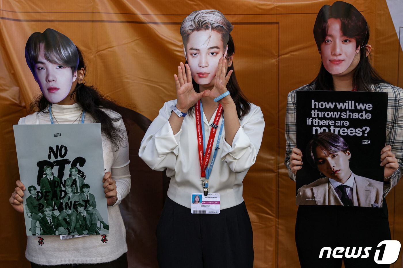본문 이미지 - 10일(현지시간) 제27차 유엔기후변화협약 당사국회의(COP27)가 열리고 있는 이집트 샤름 엘 셰이크 국제 컨벤션 센터에서 방탄소년단(BTS)의 마스크를 쓴 기후 운동가들이 시위를 하고 있다. 2022.11.11/뉴스1 ⓒ AFP=뉴스1 ⓒ News1 황덕현 기자