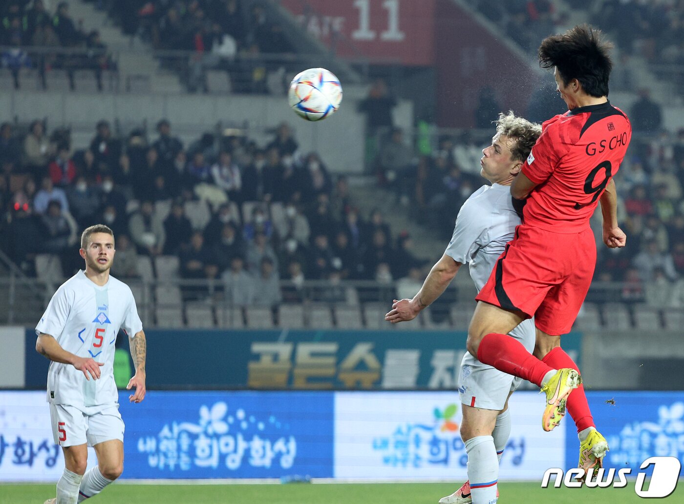 본문 이미지 - 조규성이 11일 오후 경기 화성시 화성종합경기타운 주경기장에서 열린 축구 국가대표팀 친선전 대한민국과 아이슬란드의 경기 후반전에서 헤더슛을 시도하고 있다. 2022.11.11/뉴스1 ⓒ News1 이동해 기자