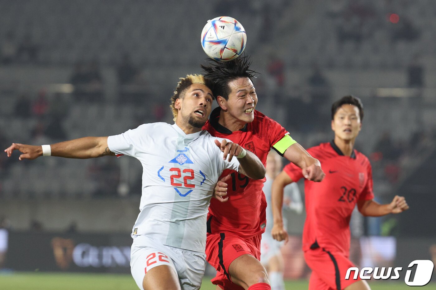 본문 이미지 - 김영권이 11일 오후 경기 화성시 화성종합경기타운 주경기장에서 열린 축구 국가대표팀 친선경기 대한민국과 아이슬란드의 경기에서 볼다툼을 하고 있다.2022.11.11/뉴스1 ⓒ News1 이광호 기자