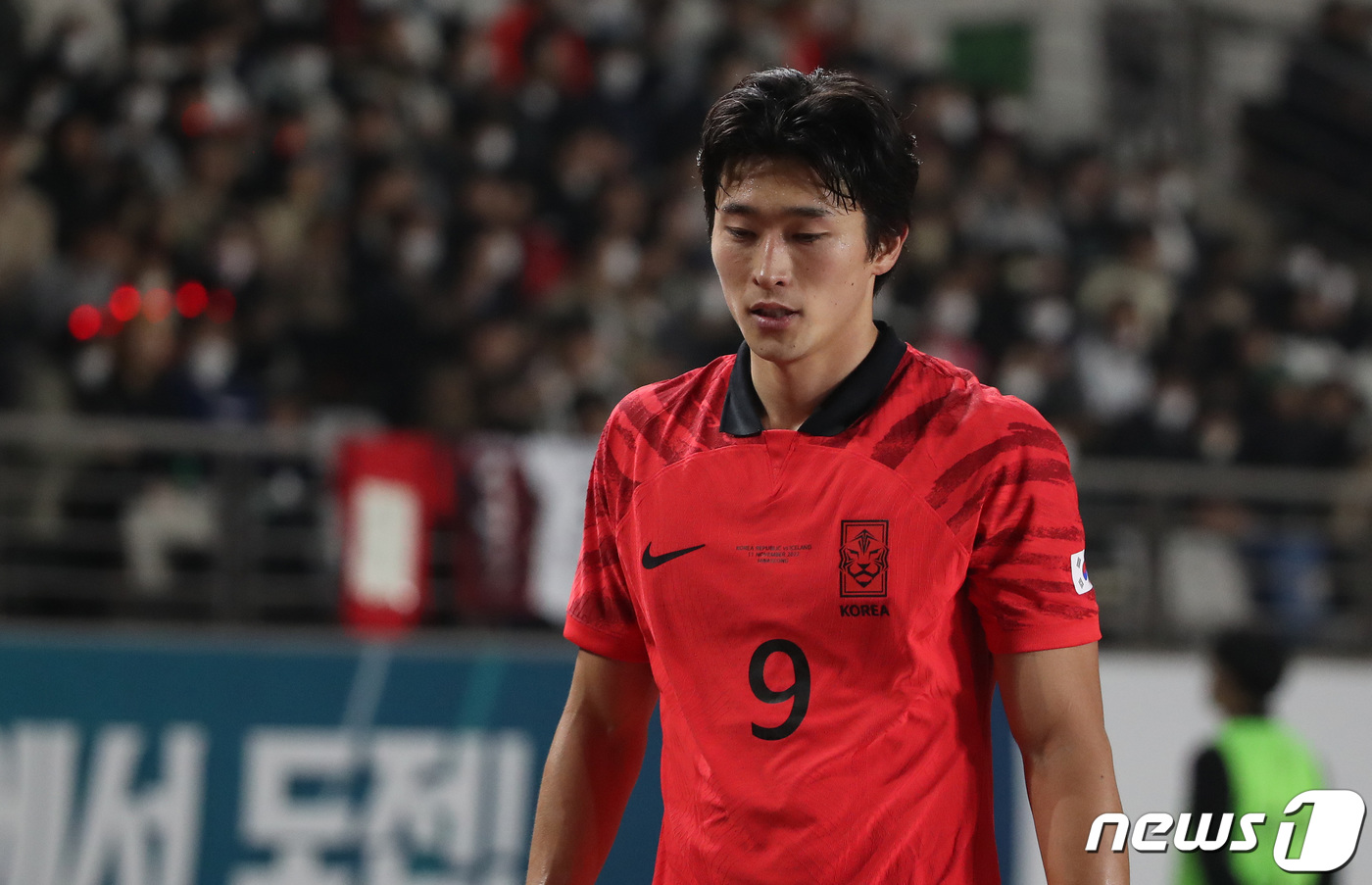 (화성=뉴스1) 김민지 기자 = 조규성이 11일 오후 경기 화성시 화성종합경기타운 주경기장에서 열린 축구 국가대표팀 친선전 대한민국과 아이슬란드의 경기 후반 교체되고 있다. 202 …