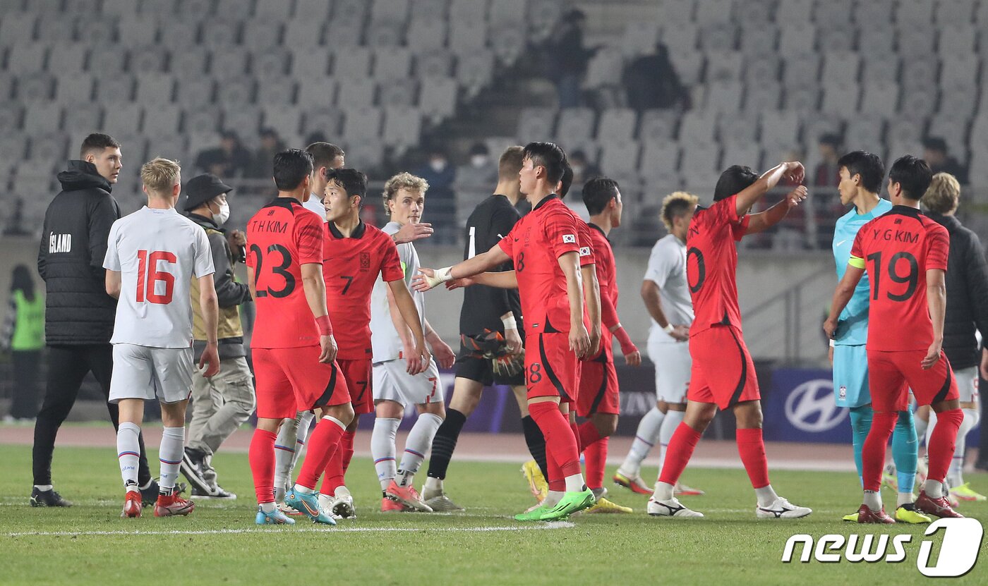 본문 이미지 - 11일 오후 경기 화성시 화성종합경기타운 주경기장에서 열린 축구 국가대표팀 친선전 대한민국과 아이슬란드의 경기에서 1-0으로 승리한 대한민국 선수들이 기뻐하고 있다. 2022.11.11/뉴스1 ⓒ News1 김민지 기자