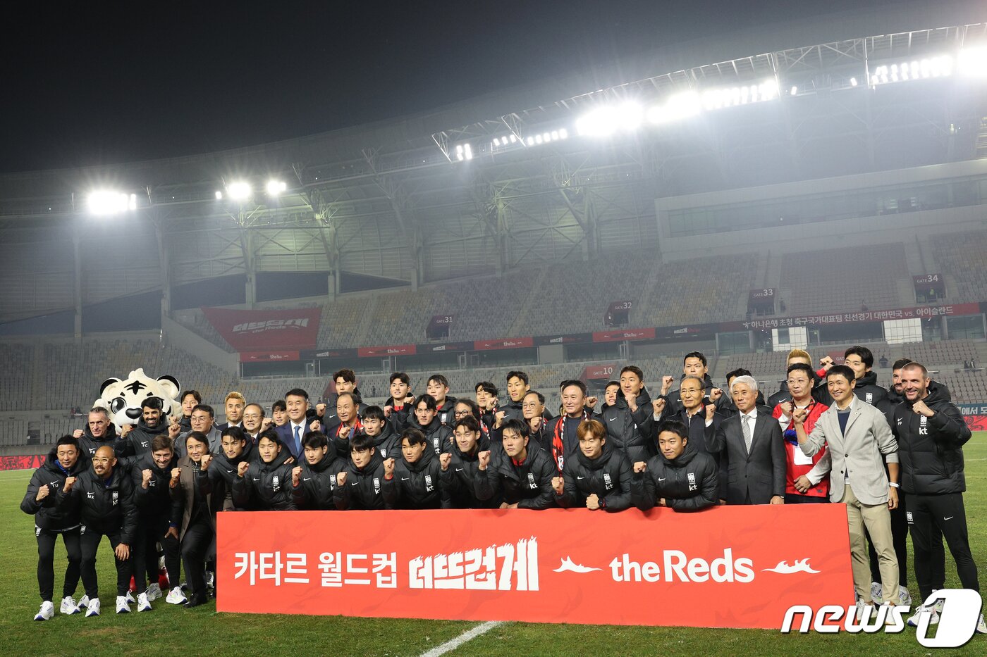 본문 이미지 - 파울루 벤투 감독이 이끄는 대한민국 축구대표팀이 11일 오후 경기 화성시 화성종합경기타운 주경기장에서 아이슬란드와의 친성경기를 승리로 마친 뒤 2022년 카타르 월드컵 출정식에서 파이팅을 외치고 있다. 2022.11.11/뉴스1 ⓒ News1 이광호 기자