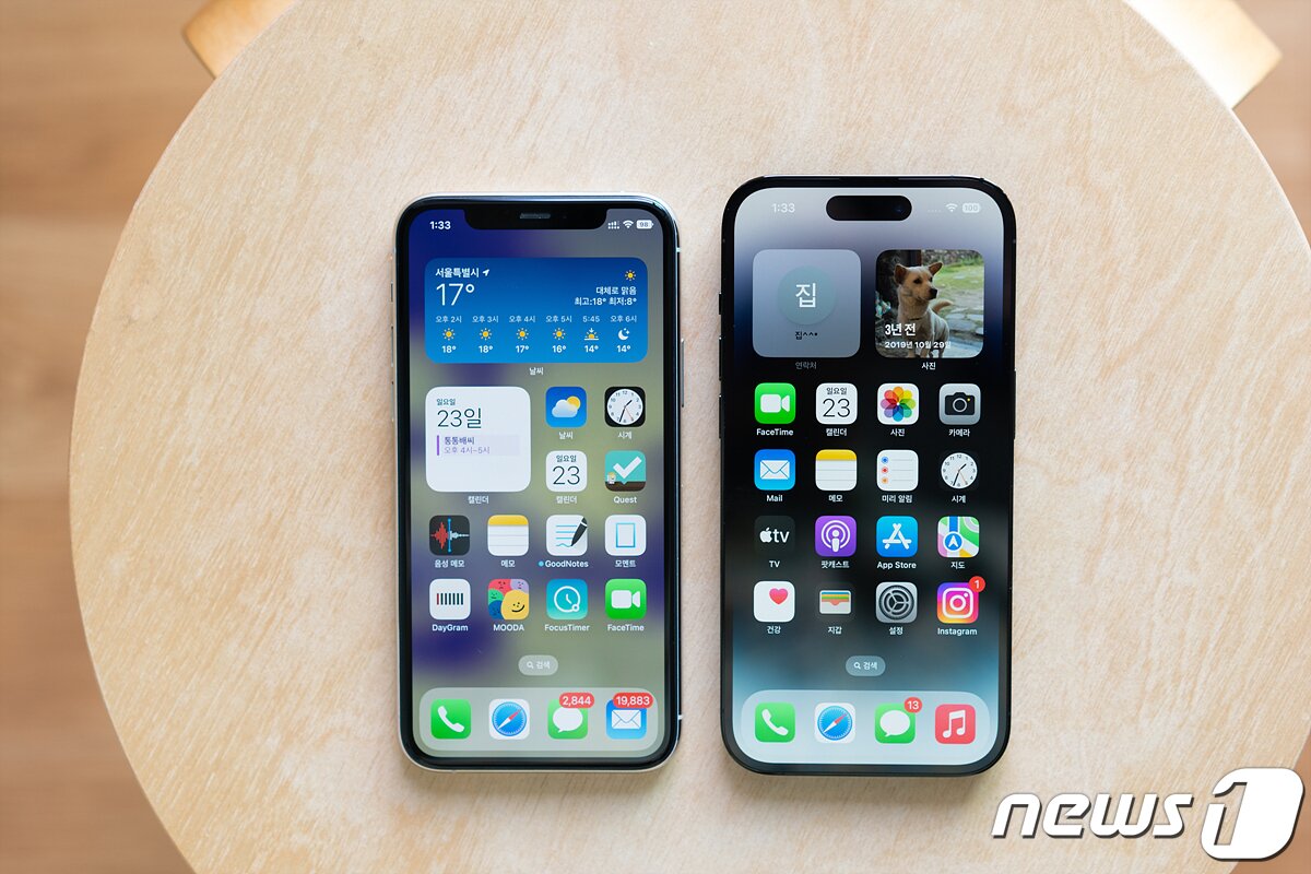 본문 이미지 - (왼쪽부터) '아이폰11 프로'와 '아이폰14 프로' 2022.11.11/뉴스1 ⓒ News1 이기범 기자