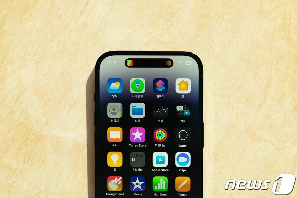 본문 이미지 - 백그라운드에서 음악 앱이 동작할 때 '다이내믹 아일랜드' 모습 2022.11.11/뉴스1 ⓒ News1 이기범 기자