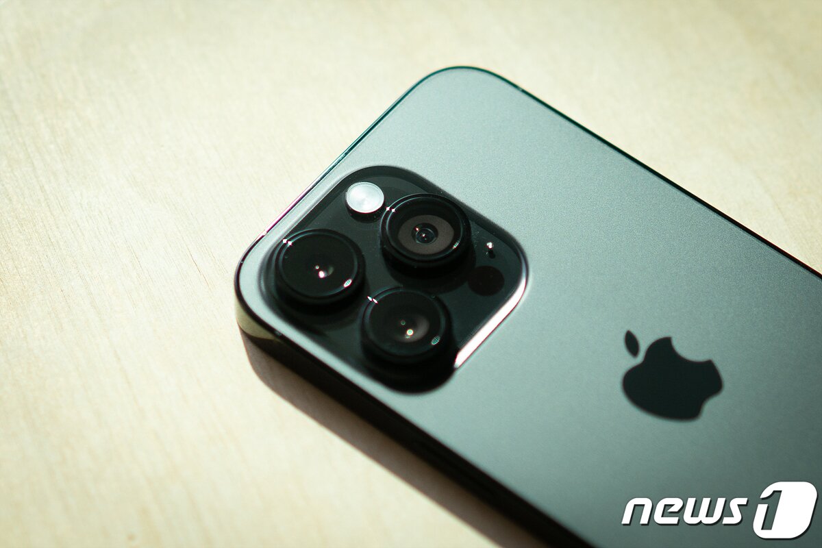 본문 이미지 - '카툭툭툭튀'가 된 '아이폰14 프로' 카메라 디자인. 2022.11.11/뉴스1 ⓒ News1 이기범 기자