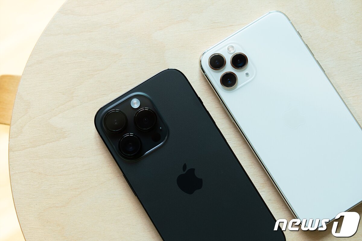 본문 이미지 - '다시 보니 선녀'가 된 '아이폰11 프로'(오른쪽)와 '아이폰14 프로' 2022.11.11/뉴스1 ⓒ News1 이기범 기자