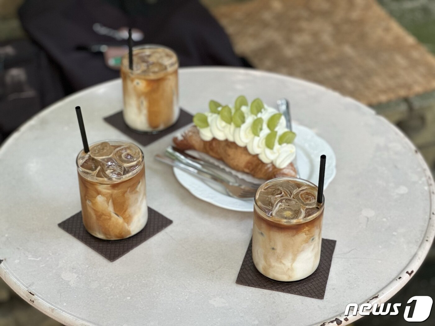 본문 이미지 - 인물사진 모드에서 유리컵이나 빨대도 잘 분리해낸다. 2022.11.11/뉴스1 ⓒ News1 이기범 기자