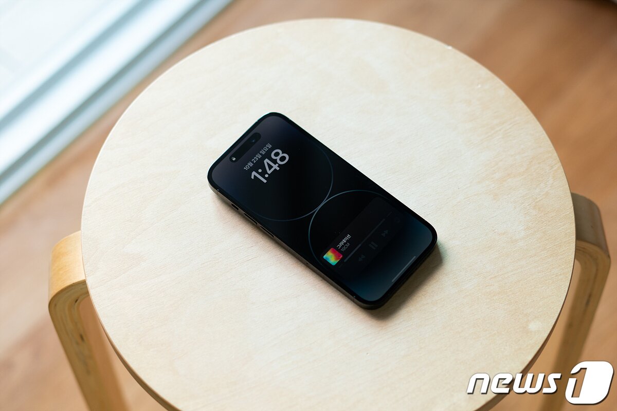 본문 이미지 - '아이폰14 프로' AOD 기능이 동작하는 모습. 2022.11.11/뉴스1 ⓒ News1 이기범 기자