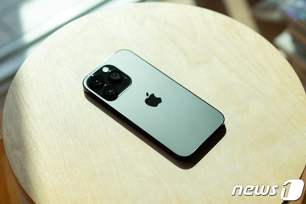 본문 이미지 - '카툭튀' 디자인 덕에 카메라에 먼지가 잘 낀다. 2022.11.11/뉴스1 ⓒ News1 이기범 기자