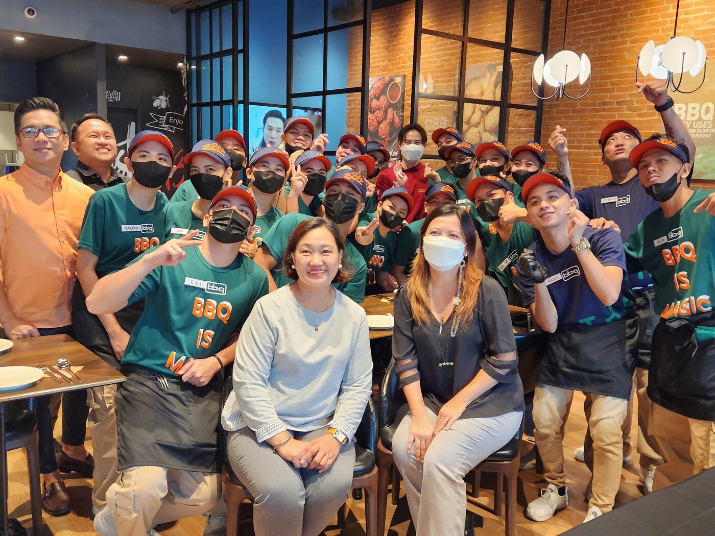 본문 이미지 - 11일 필리핀 마닐라 보니파시오 글로벌시티&#40;GBC&#41;에 오픈한 BBQ 하이스트리트점에서 직원들이 기념 촬영을 하고 있다/사진=이주현 기자