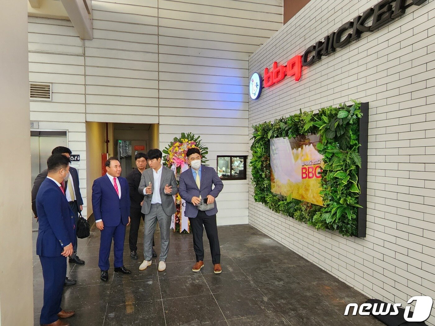 본문 이미지 - 윤홍근 제너시스BBQ 회장이 11일 필리핀 마닐라 보니파시오 글로벌시티&#40;GBC&#41;에 오픈한 BBQ 하이스트리트점을 점검하고 있다/사진=이주현 기자