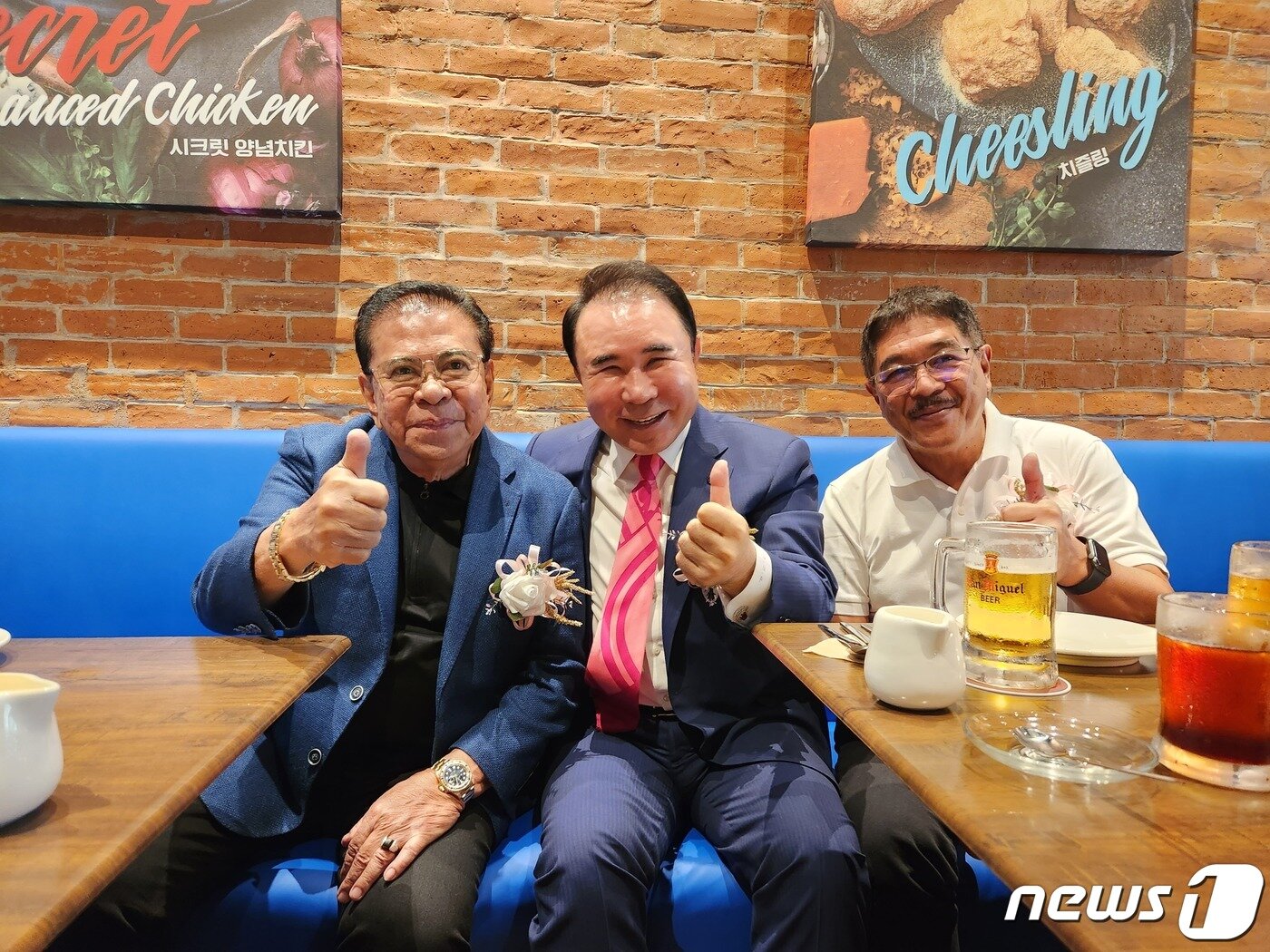 본문 이미지 - 윤홍근 제너시스BBQ 회장&#40;가운데&#41;과 사빗싱송 LCS그룹 회장&#40;왼쪽&#41;이 11일 필리핀 마닐라 보니파시오 글로벌시티&#40;GBC&#41;에 오픈한 BBQ 하이스트리트점에서 치킨을 즐기고 있다/사진=이주현 기자