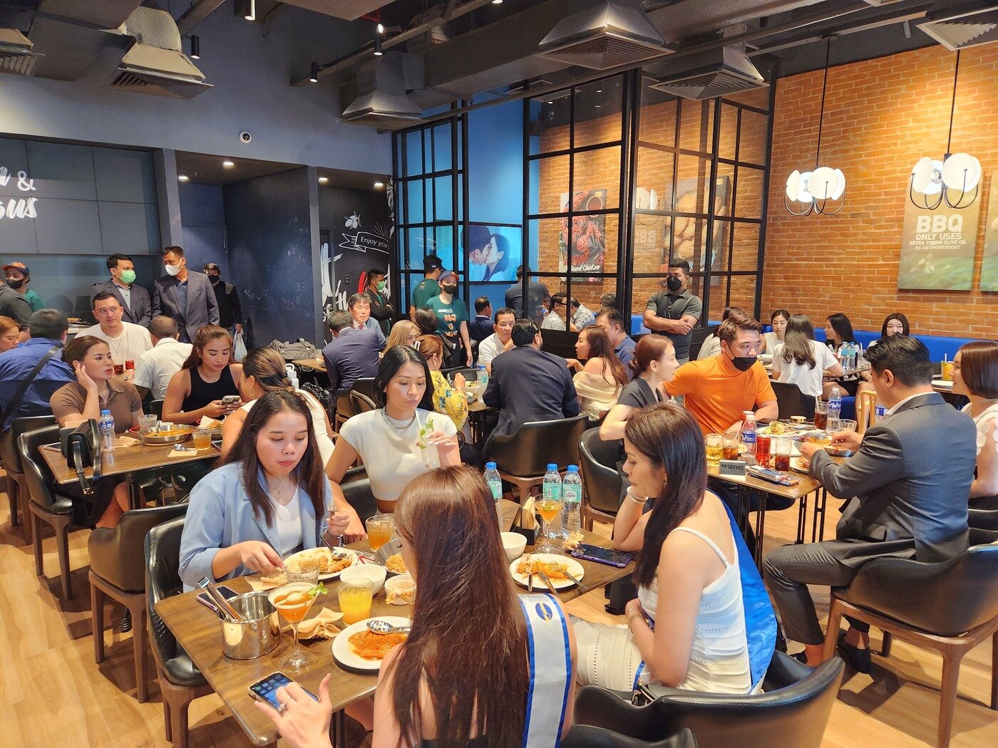 본문 이미지 - 11일 필리핀 마닐라 보니파시오 글로벌시티&#40;GBC&#41;에 오픈한 BBQ 하이스트리트점에서 고객들이 치킨을 먹고 있다/사진=이주현 기자