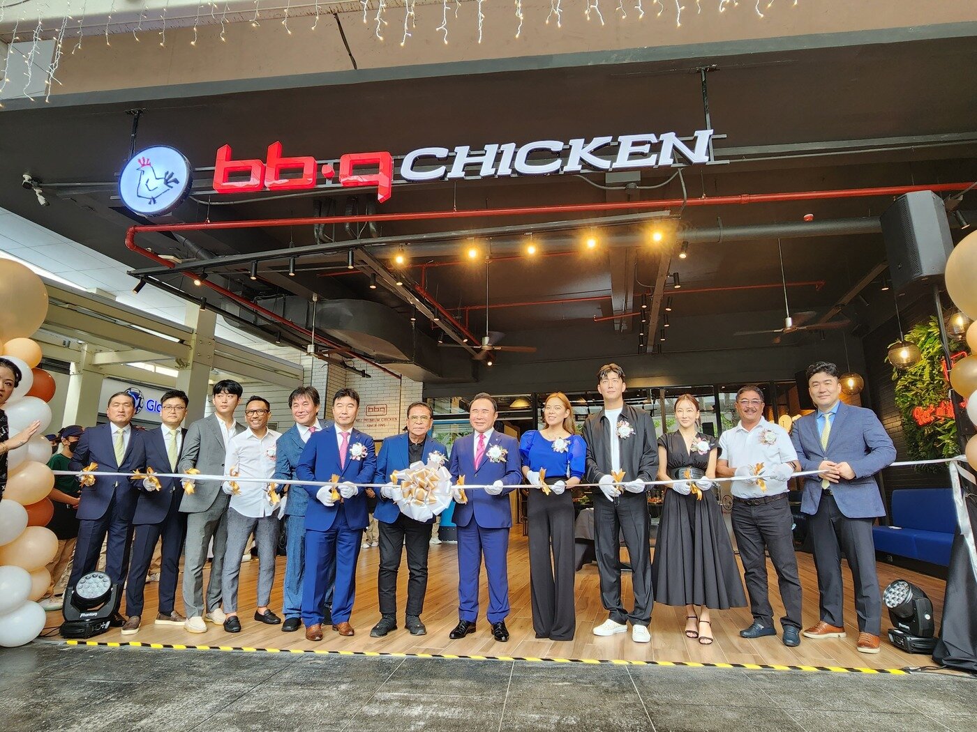 본문 이미지 - 윤홍근 제너시스BBQ 회장&#40;왼쪽 7번째&#41;과 사빗싱송 LCS그룹 회장&#40;왼쪽 6번째&#41;이 11일 필리핀 마닐라 보니파시오 글로벌시티&#40;GBC&#41;에 오픈한 BBQ 하이스트리트점에서 오픈식을 진행하고 있다/사진=이주현 기자