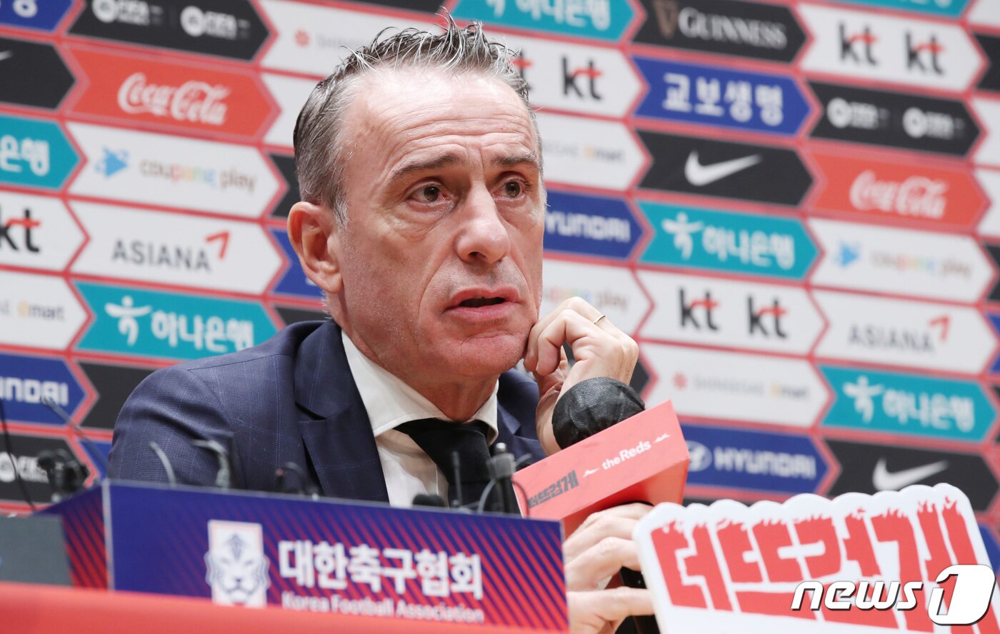 본문 이미지 - 파울루 벤투 한국 축구대표팀 감독이 12일 오후 서울 광화문 교보생명빌딩에서 2022 카타르 월드컵 축구국가대표팀 최종 명단 발표를 마친 뒤 취재진 질문에 답하고 있다. 2022.11.12/뉴스1 ⓒ News1 박지혜 기자