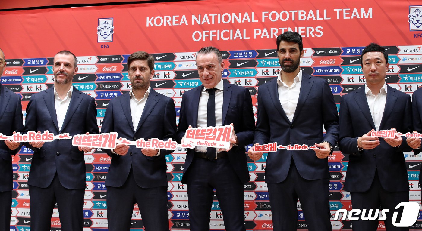 파울루 벤투 한국 축구대표팀 감독이 12일 오후 서울 광화문 교보생명빌딩에서 2022 카타르 월드컵 축구국가대표팀 최종 명단 발표를 마친 뒤 코칭스테프와 함께 기념촬영을 하고 있다. 2022.11.12/뉴스1 ⓒ News1 박지혜 기자