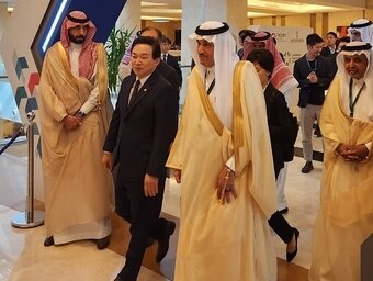 본문 이미지 - 국토교통부가 사우디아라비아 리야드 크라운플라자 RDC호텔에서 사우디 교통물류부와 공동개최한 원팀코리아 로드쇼에 원희룡 국토부&#40;왼쪽&#41;과 살레 빈 나세르 알 자세르 사우디 교통물류부 장관이 함께 입장하고 있다. /사우디아라비아 공동 취재단 제공 