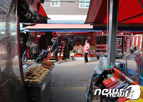 본문 이미지 -  서울 영등포구 대림중앙시장이 신종 코로나바이러스 감염증(코로나19) 여파로 한산한 모습을 보이고 있다. 2020.3.15/뉴스1 ⓒ News1 신웅수 기자