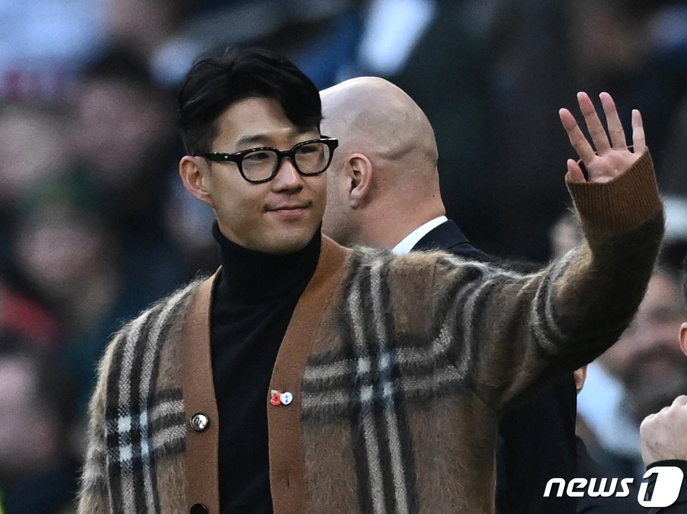 본문 이미지 - 손흥민이 13일(한국시간) 영국 런던의 토트넘 홋스퍼 스타디움에서 열린 2022-2023시즌 잉글랜드 프리미어리그(EPL) 16라운드 토트넘과 리즈의 프리미어리그 홈 경기를 찾아 팬들에게 인사하고 있다.  ⓒ 로이터=뉴스1 