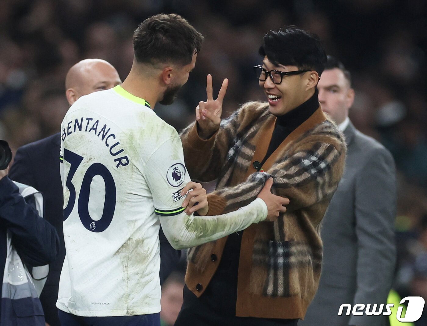 본문 이미지 - 손흥민이 13일(한국시간) 영국 런던의 토트넘 홋스퍼 스타디움에서 열린 2022-2023시즌 잉글랜드 프리미어리그(EPL) 16라운드 토트넘과 리즈의 프리미어리그 홈 경기를 찾아 멀티골로 팀의 승리를 이끈 벤탄쿠르와 미소를 지으며 대화를 나누고 있다. ⓒ 로이터=뉴스1 ⓒ News1 김진환 기자