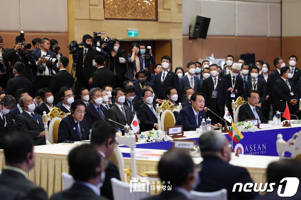 본문 이미지 - 윤석열 대통령이 12일 오전 캄보디아 프놈펜에서 열린 아세안+3 정상회의에서 모두 발언하고 있다. (대통령실 홈페이지) 2022.11.13/뉴스1 ⓒ News1 안은나 기자