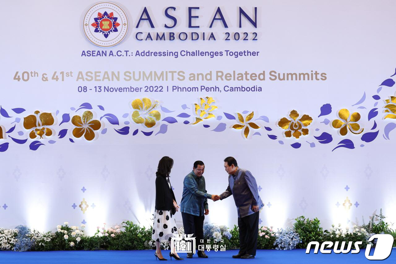 (서울=뉴스1) 안은나 기자 = 윤석열 대통령과 김건희 여사가 12일 캄보디아 프놈펜 쯔노이짱바 국제 컨벤션 센터에서 열린 캄보디아 주최 갈라 만찬에서 훈센 캄보디아 총리와 인사를 …