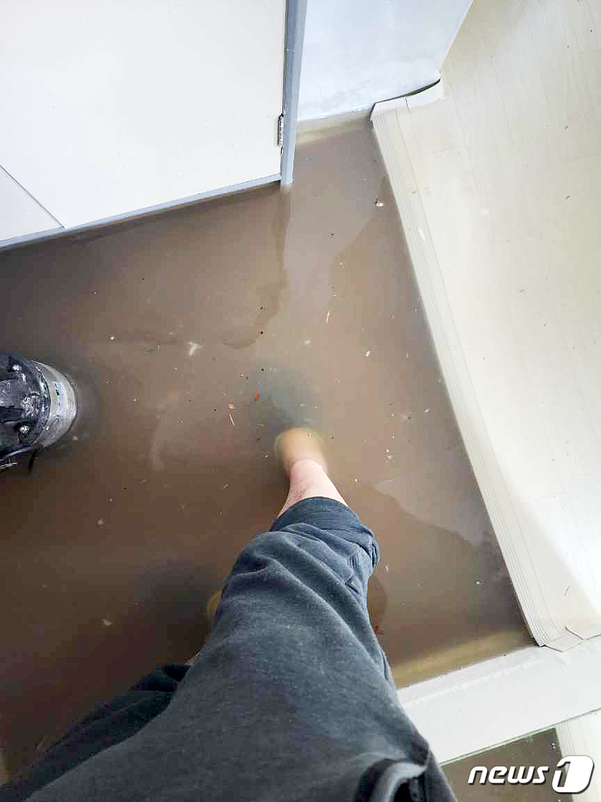 (서울=뉴스1) 장수영 기자 = 지난 12일 저녁 서울 은평구에서 집중호우로 인해 침수피해 입은 집안의 모습.행정안전부에 따르면 지난밤부터 내린 비로 13일 오전 6시 기준 서울 …