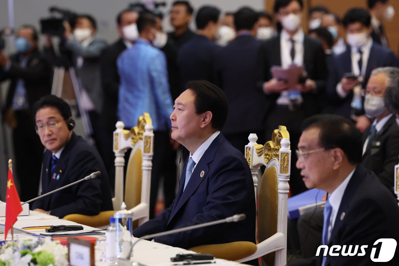 본문 이미지 - 윤석열 대통령이 12일 오전 캄보디아 프놈펜에서 열린 아세안+3 정상회의에 참석해 있다. 왼쪽부터 기시다 후미오 일본 총리, 윤 대통령, 리커창 중국 총리. (대통령실 제공) 2022.11.13/뉴스1 ⓒ News1 안은나 기자
