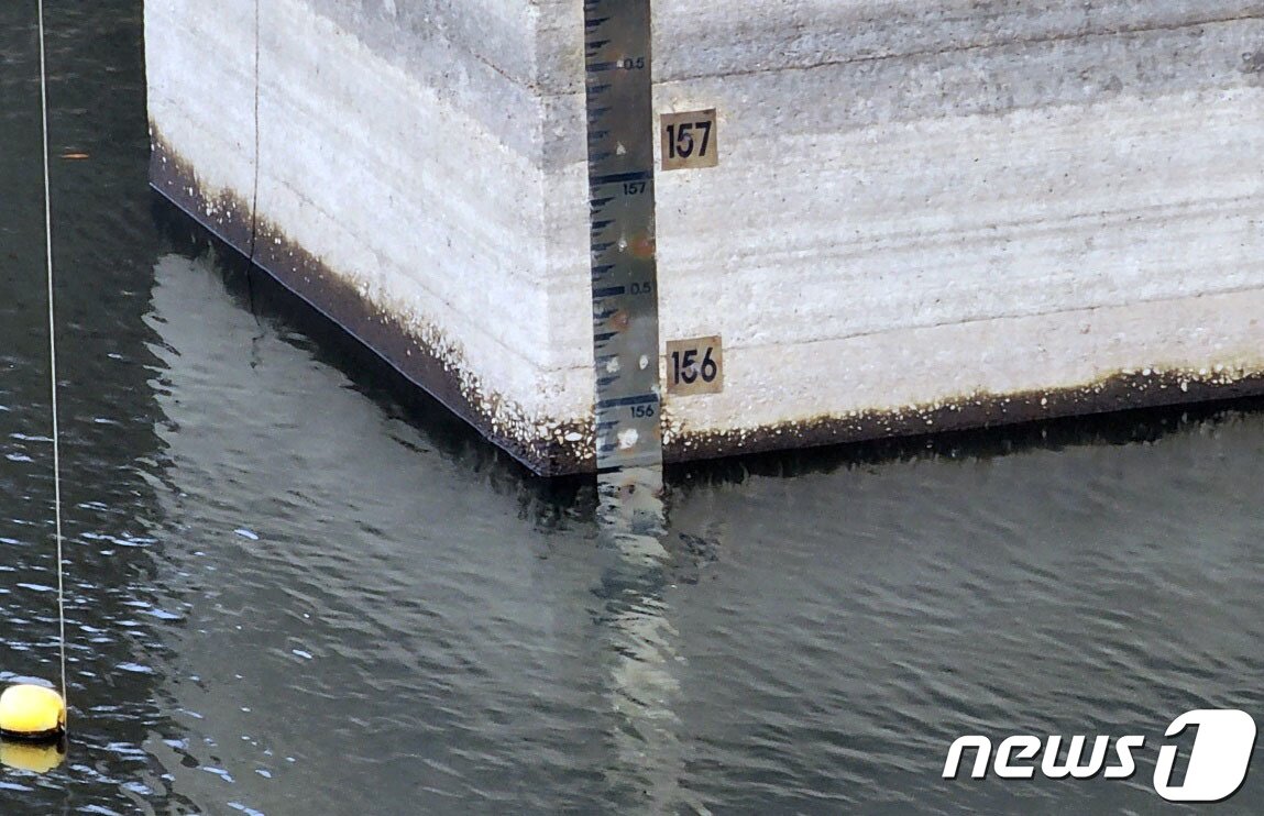 본문 이미지 - 가뭄이 장기화하면서 광주시민의 주 식수원인 전남 화순 동복호 수위가 해발 156m 밑으로 떨어져 있다. 해발 144m가 취수 제한선으로 11미터 가량 남았다. 이대로 비가 오지 않으면 내년 3월쯤 동복호는 고갈된다.2022.11.13/뉴스1 ⓒ News1 박준배 기자