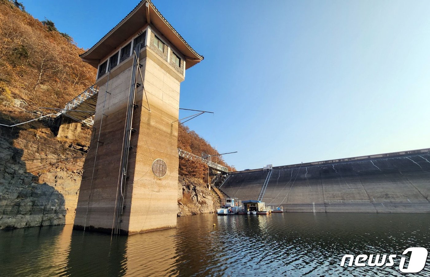 본문 이미지 - 가뭄이 장기화하면서 광주시민의 주 식수원인 전남 화순 동복호 저수율이 낮아지고 있다. 동복호 취수시설에 물이 빠진 흔적이 남아 있다.  2022.11.13/뉴스1 ⓒ News1 박준배 기자