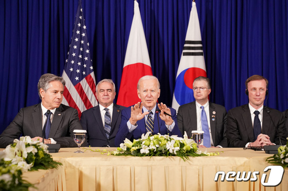 조 바이든 미국 대통령(가운데). © 로이터=뉴스1