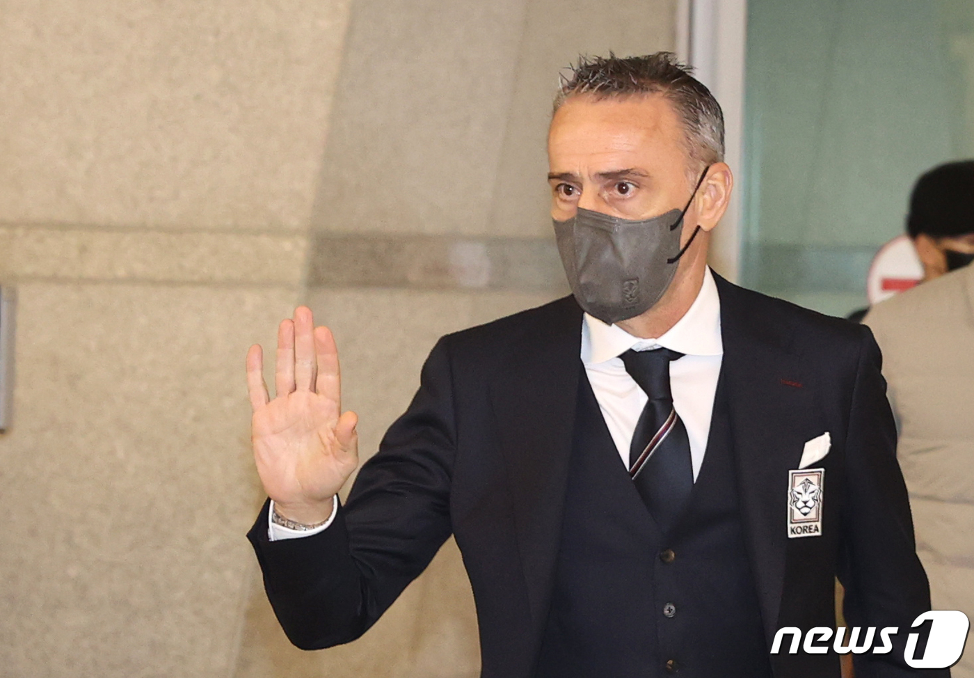 (인천공항=뉴스1) 이광호 기자 = 파울루 벤투 축구 국가대표팀 감독이 카타르 출국을 위해  13일 오후 인천국제공항에 도착하고 있다.벤투호는 카타르 월드컵에서 오는 24일 오후 …